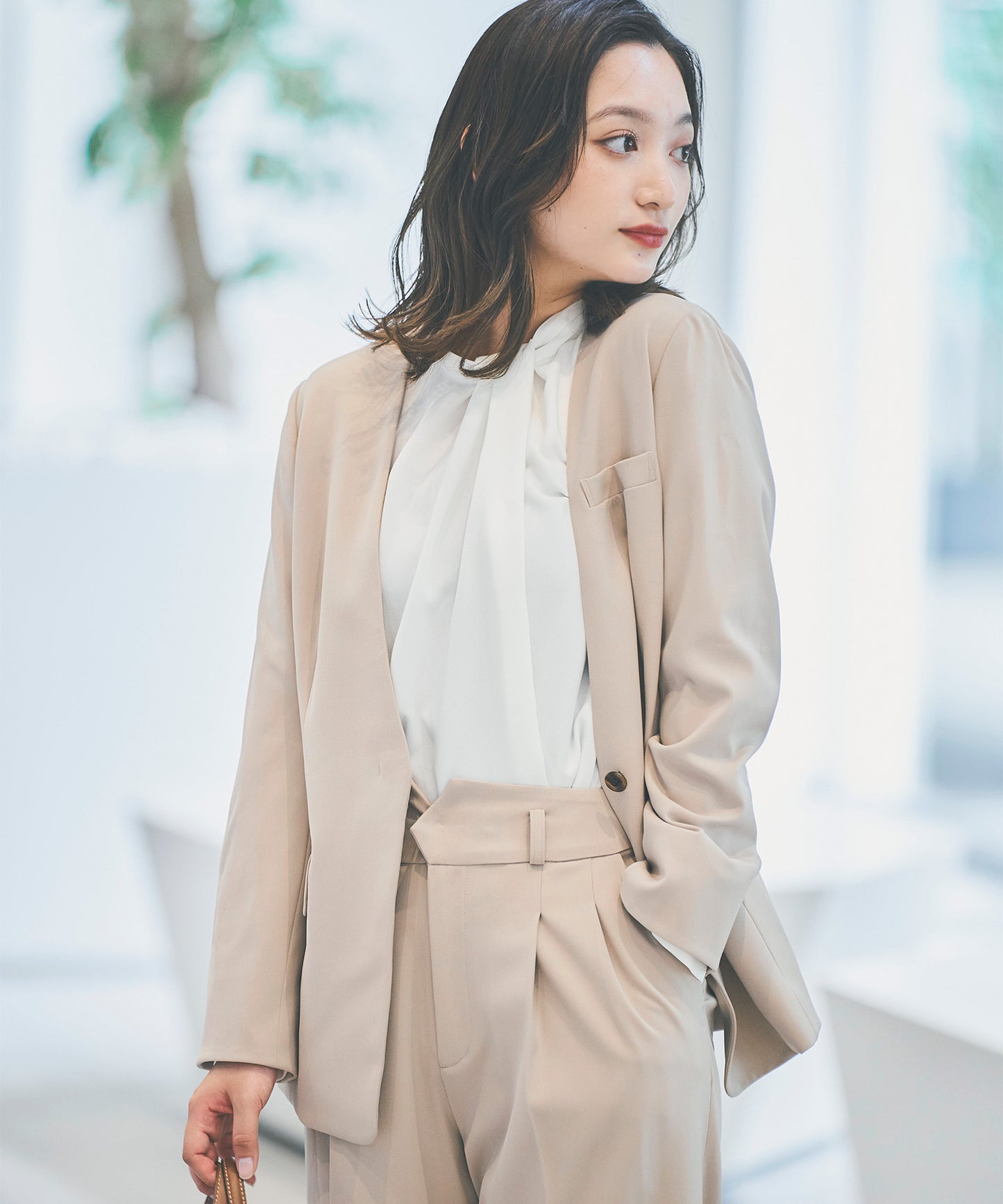 《予約商品 9/17 13:00まで10%OFF》ボウタイライクバックサテンブラウス