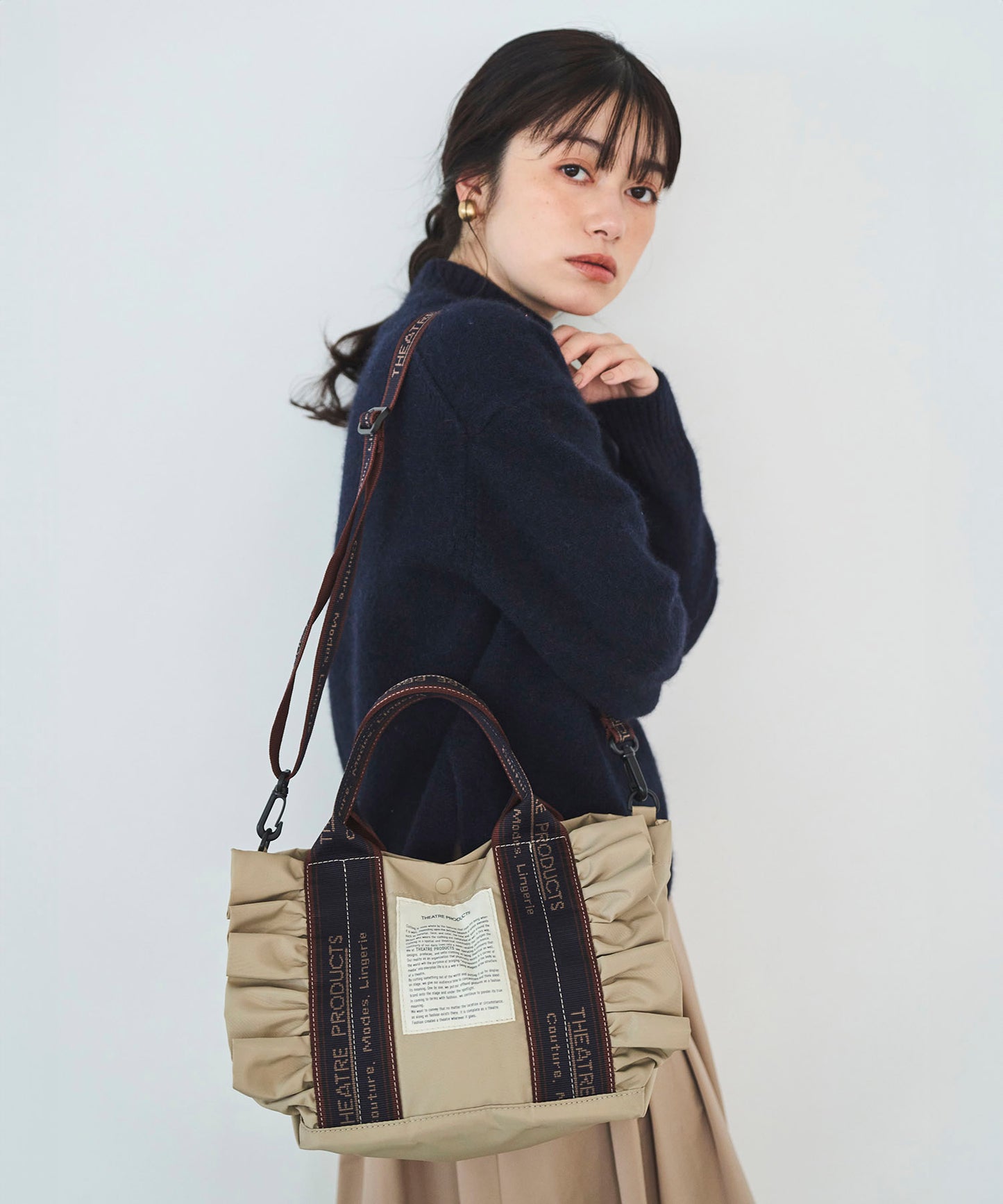 【THEATRE PRODUCTS】 ナイロンフリル2wayバッグ"テムズ"M NAVYテープ
