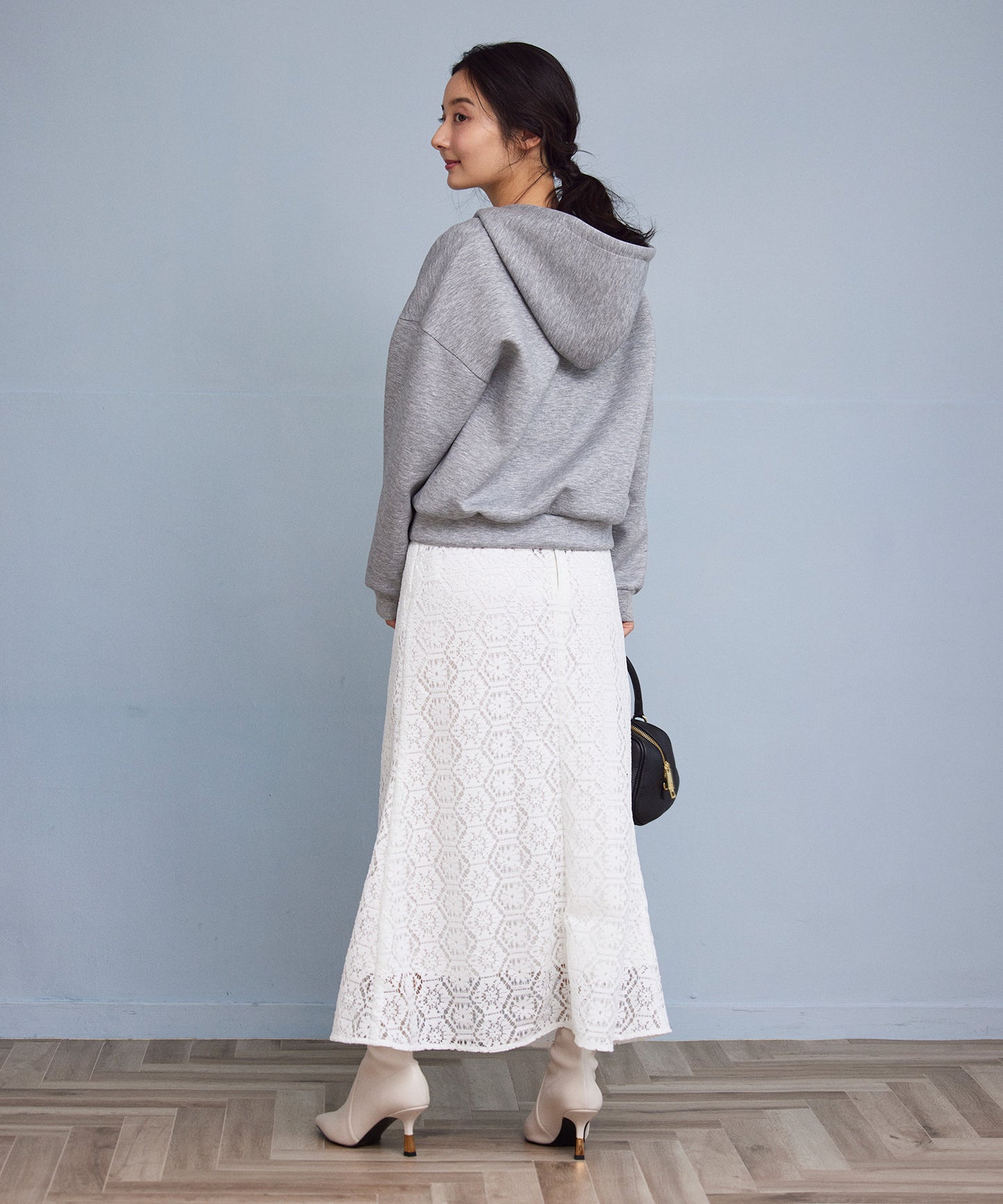 抜け感ショートフーディ