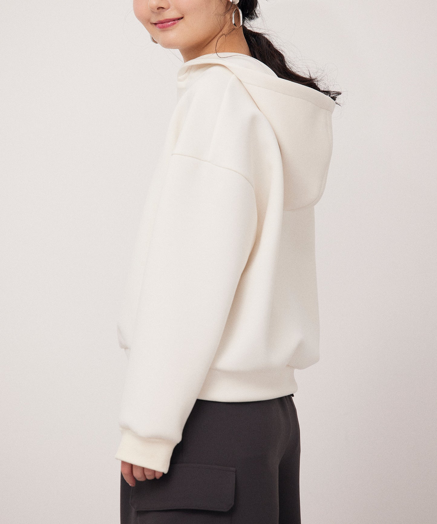 抜け感ショートフーディ