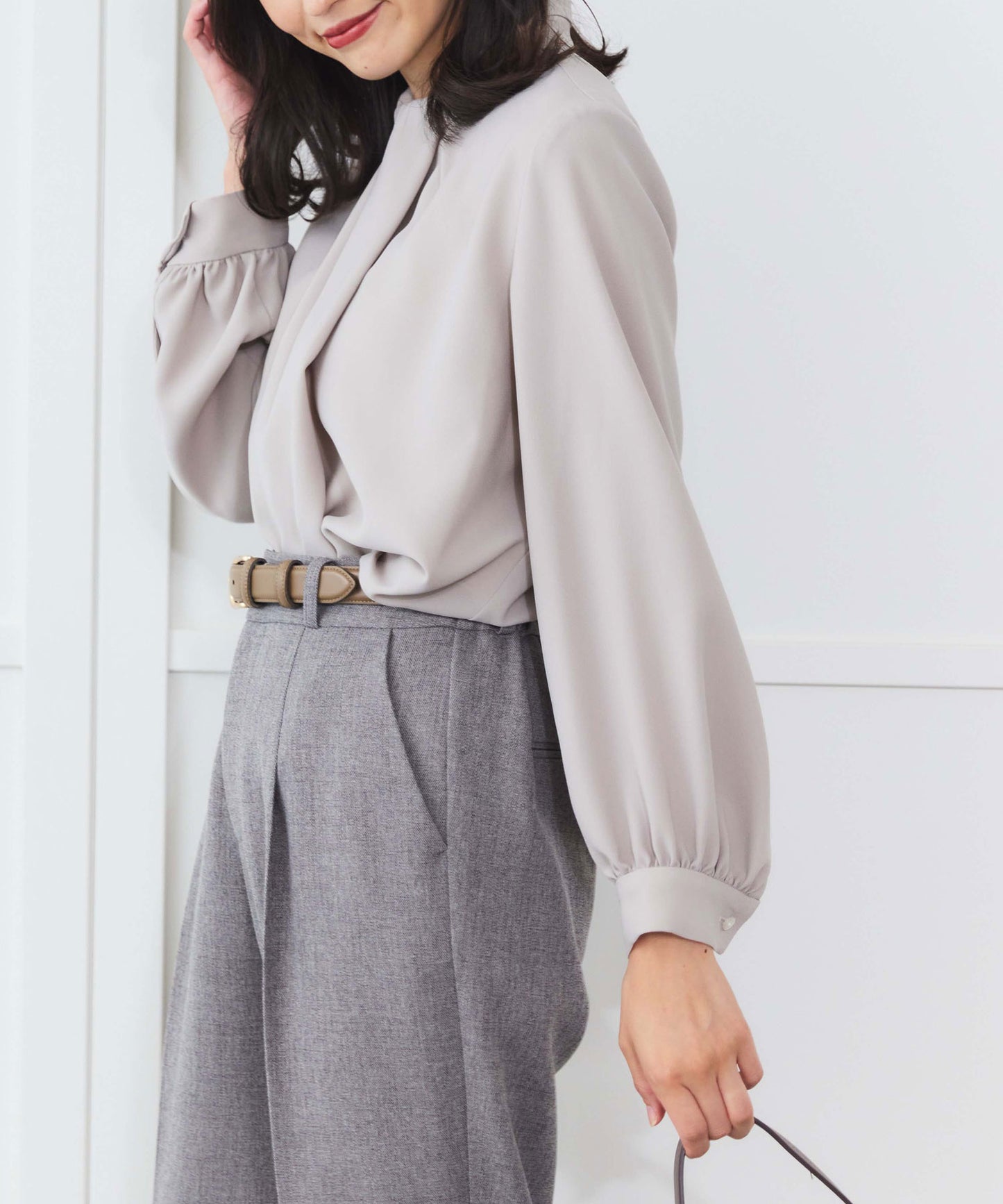 《予約商品 9/17 13:00まで10%OFF》ボウタイライクバックサテンブラウス