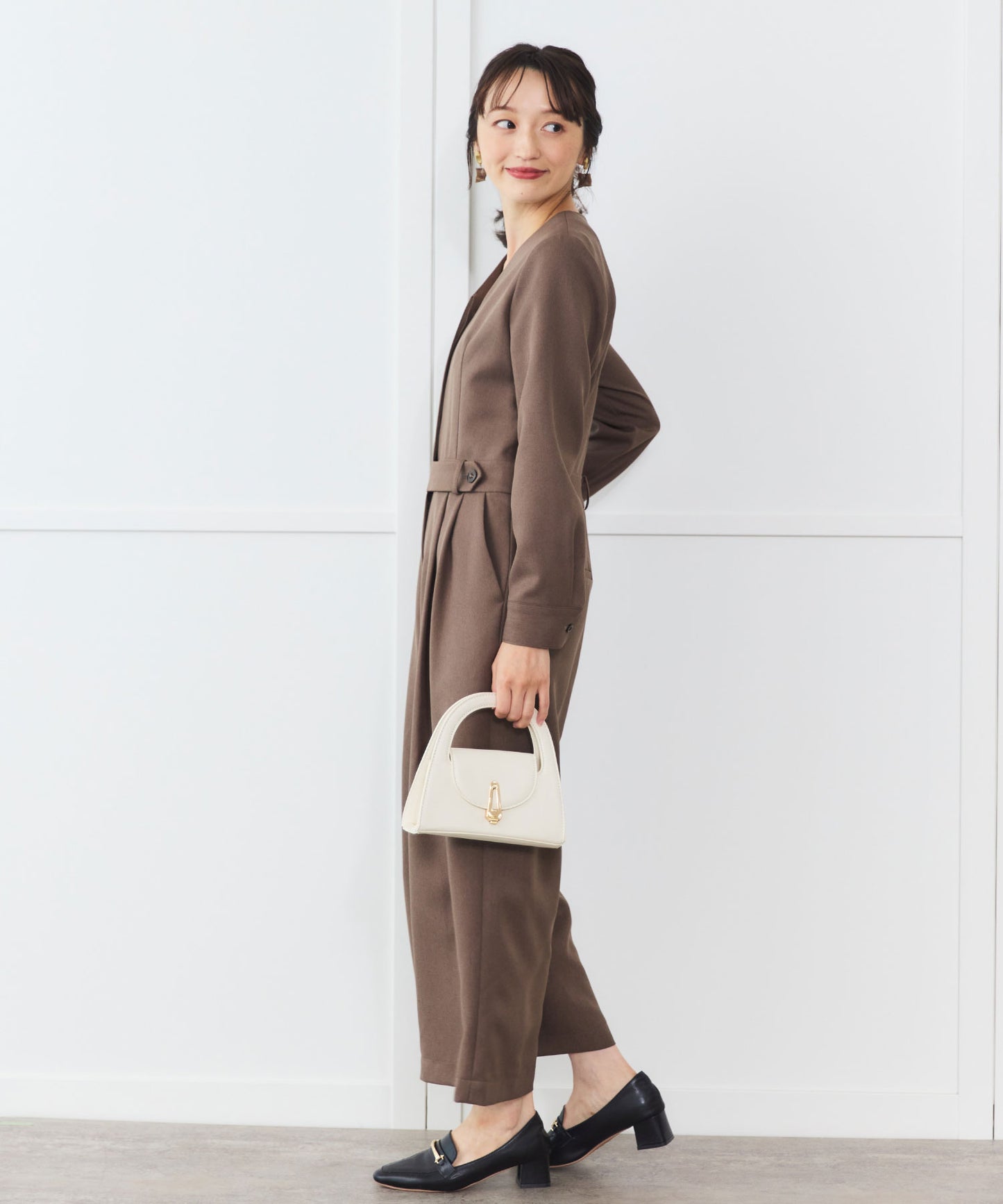 《予約商品 10/29 13:00まで10%OFF》【イージーケア】 パウダーツイル Vネックジャンプスーツ