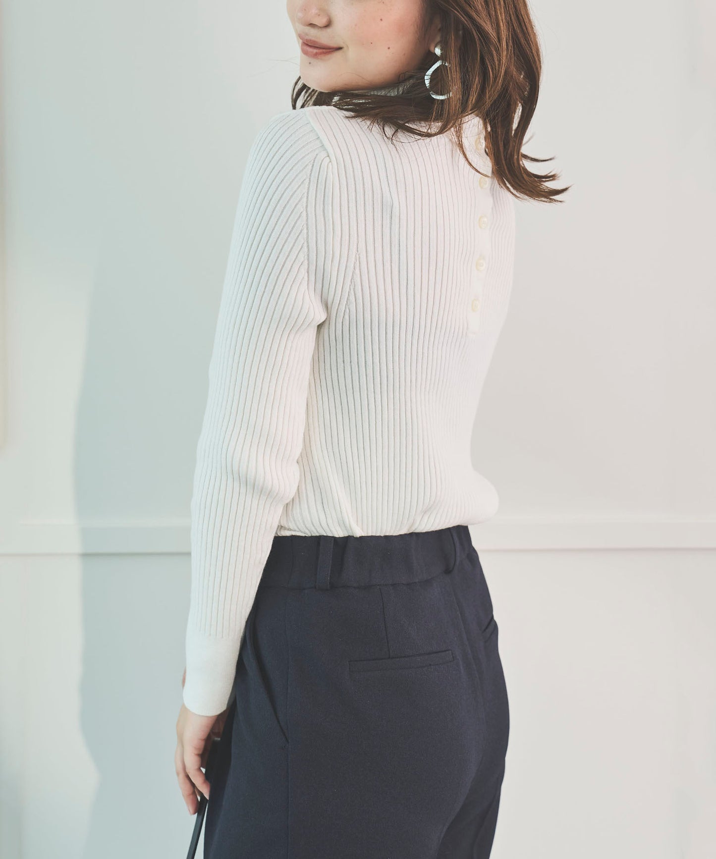 《予約商品 9/24 13:00まで10%OFF》【洗える】バックボタンリブタートルニット