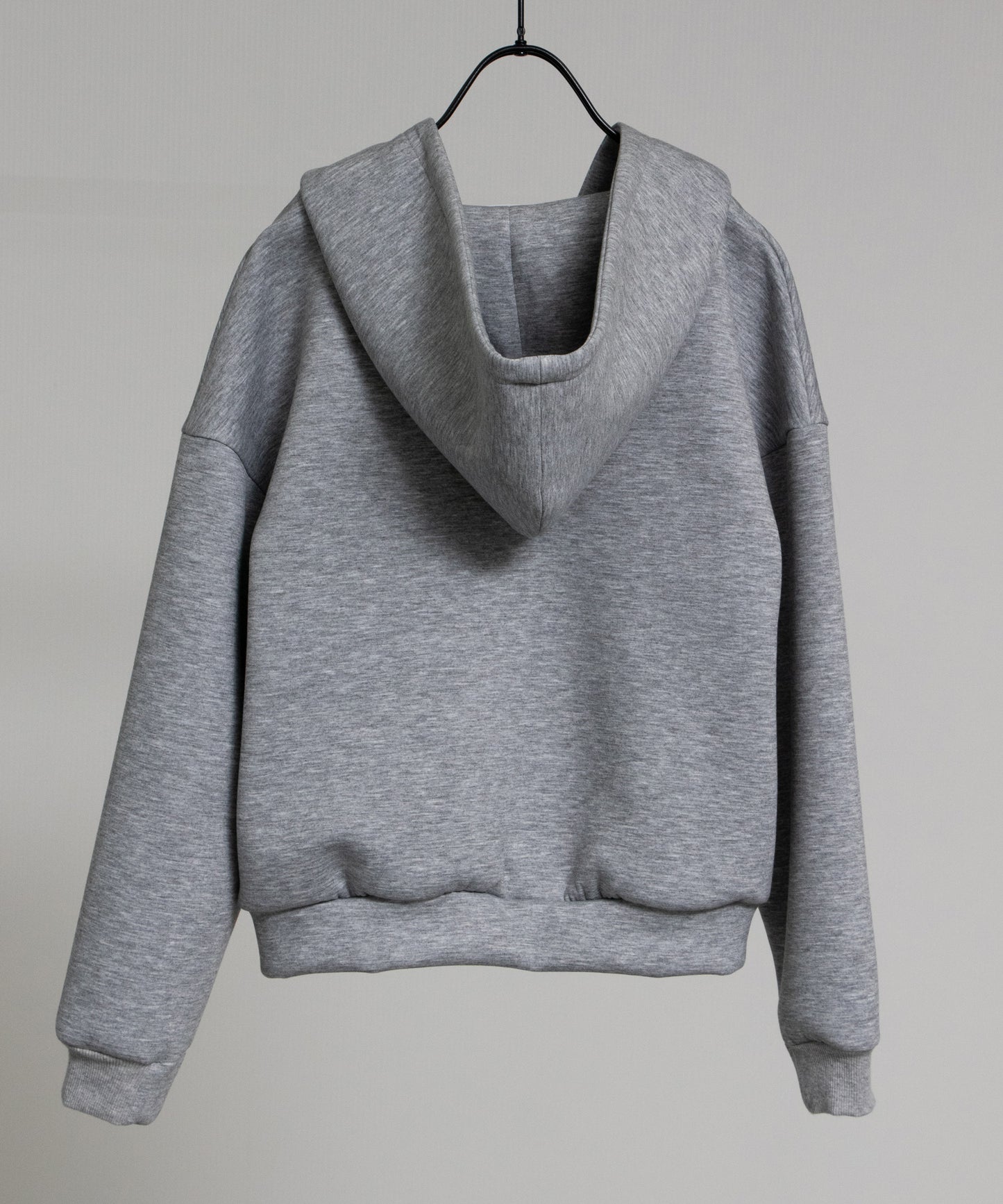 抜け感ショートフーディ
