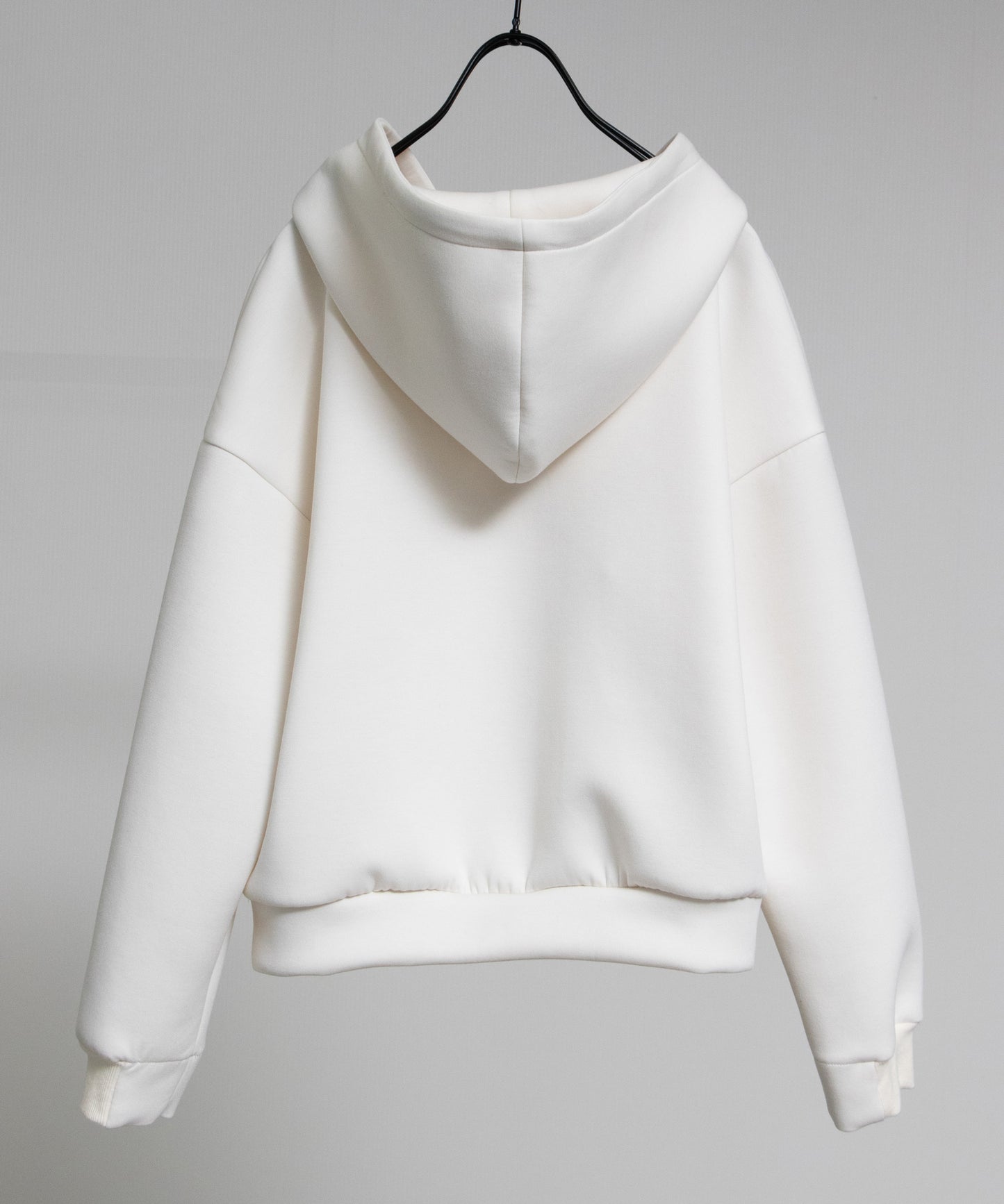 抜け感ショートフーディ