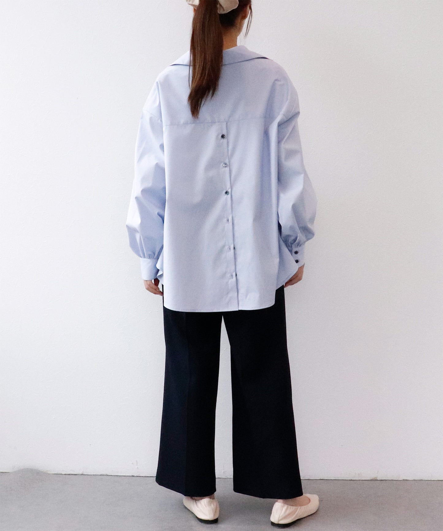《予約商品 8/27 13:00まで10%OFF》バックボタンオーバーシャツ