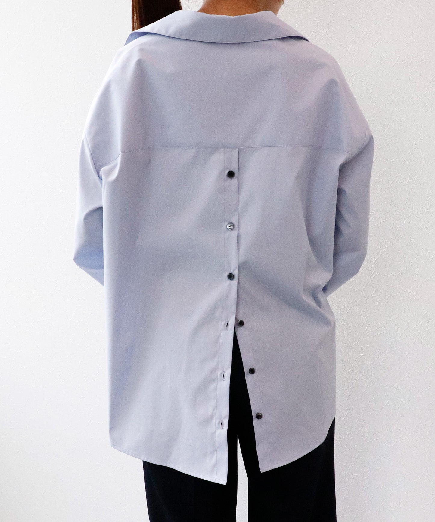 《予約商品 8/27 13:00まで10%OFF》バックボタンオーバーシャツ