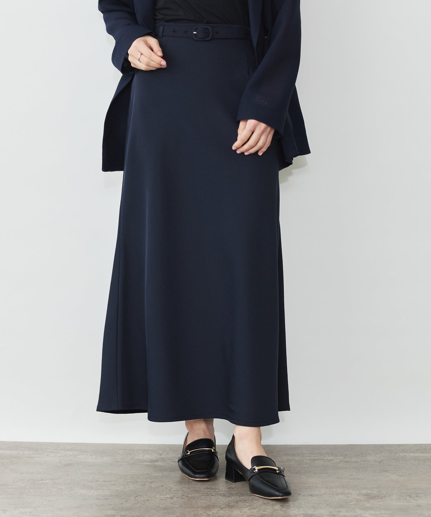 サテンナロースカート