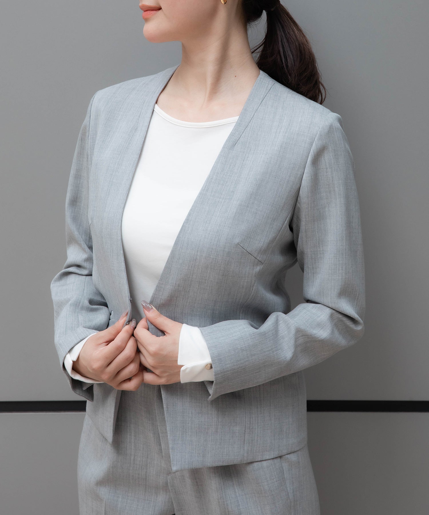 Sirin グレー ノーカラージャケットとスラックスセット Sirin グレー ノーカラージャケットとスラックスセット